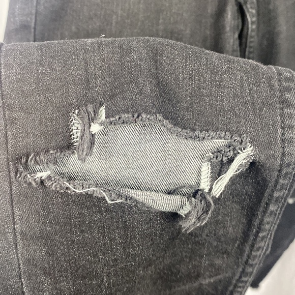 Free People Distressed Faded Black Raw Hem Knee Cut Skinny Jeans - Size 26 - Picture 7 of 13